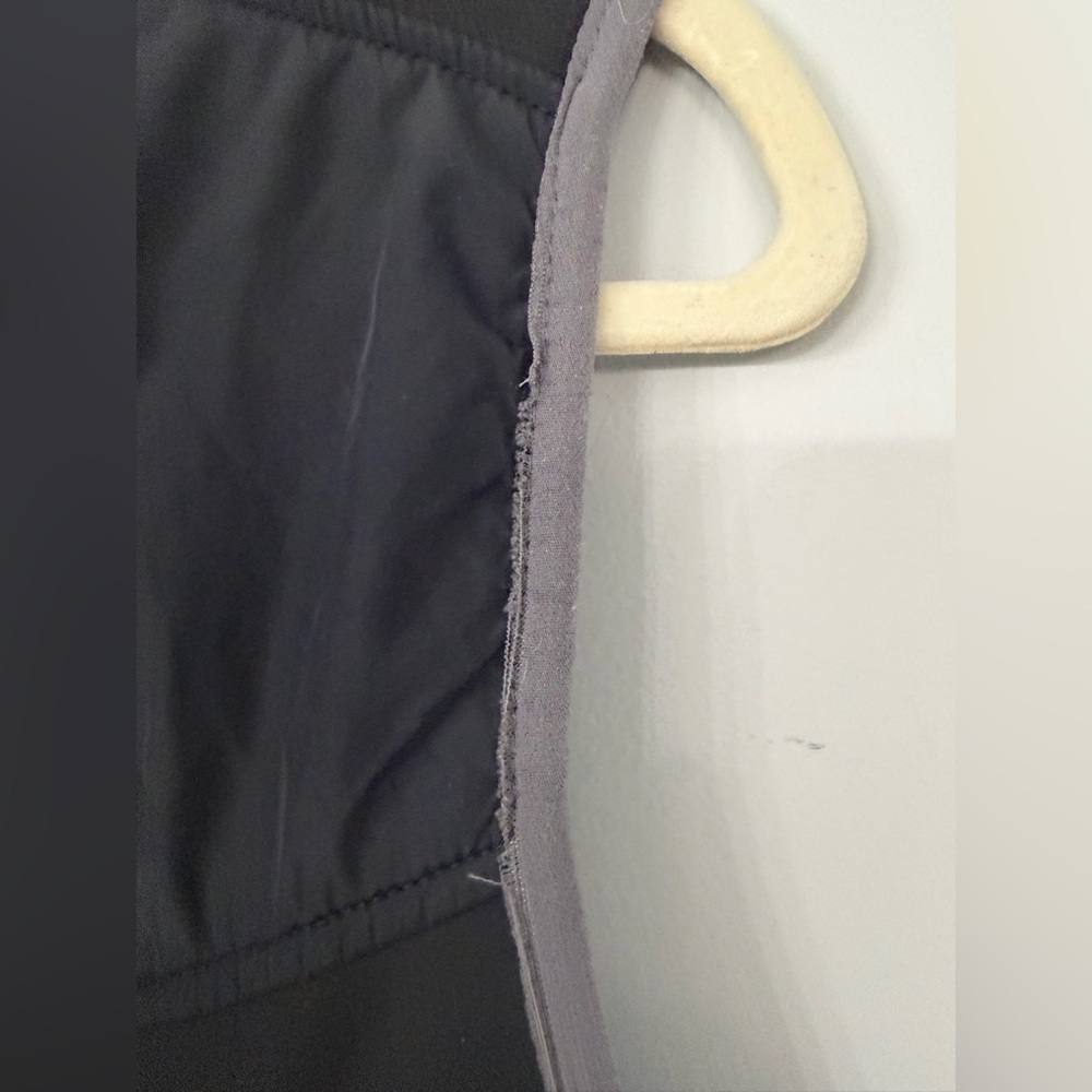 Bench. Women’s Large Black Quilted Puffer Vest Zipper Pockets lightweight active - Picture 6 of 7